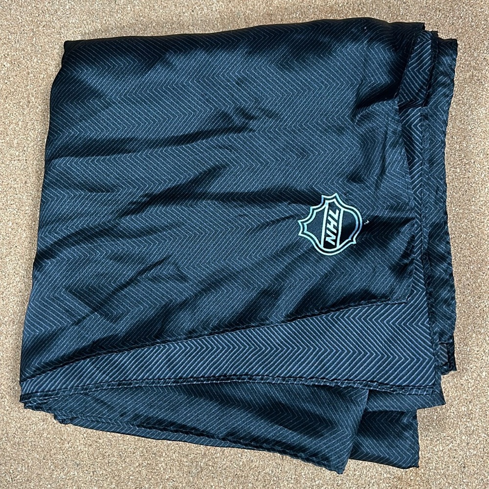 Men’s NHL silk scarf black with Chevron print square - Picture 2 of 8